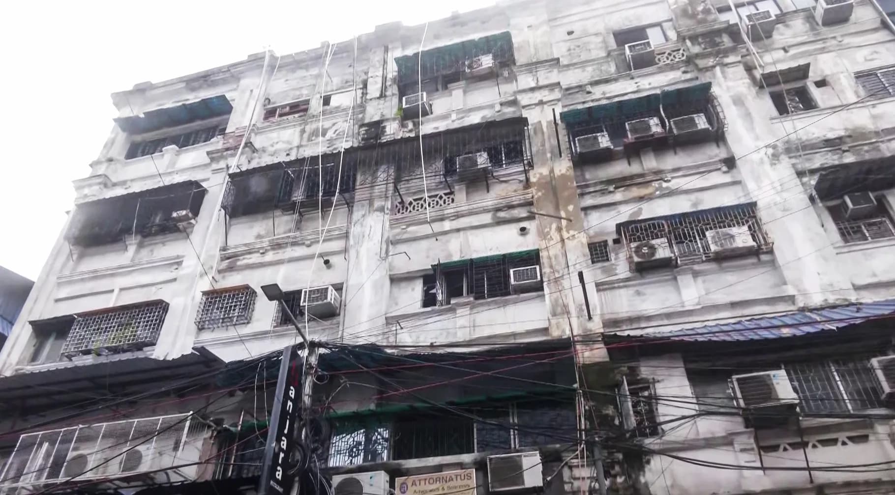 Why do the survivors describe the Kolkata hotel fire as ‘a scene from a horror movie’?
