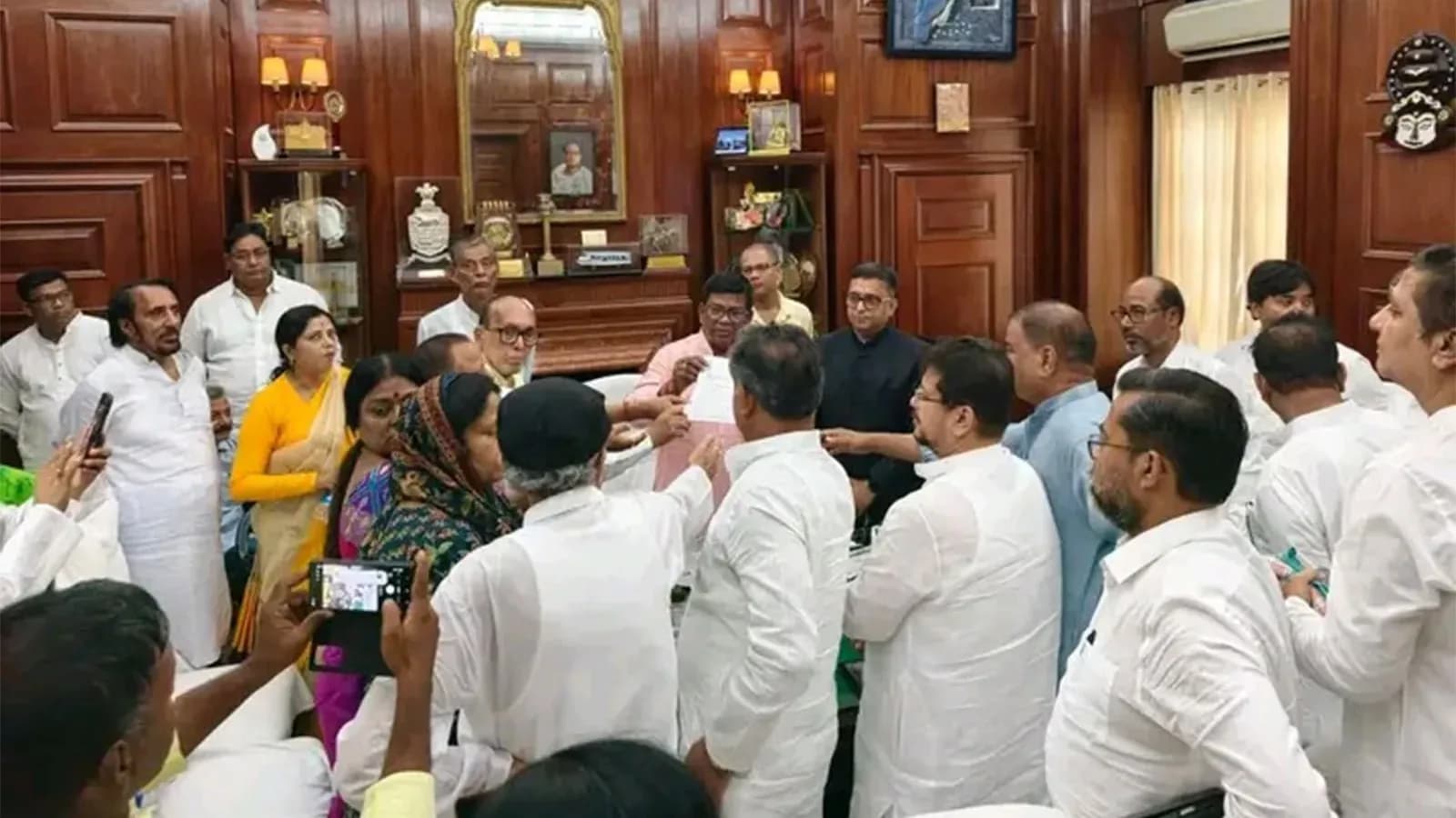 TMC rebel MLAs: Supreme Court sets October 8 timeline from Bengal Speaker